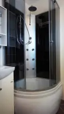 apartmán v prvním patře: koupelna se sprchovým koutem, WC a umyvadlem