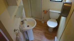 koupelna se sprchovým koutem, WC a umyvadlem