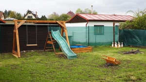 dětský koutek (pískoviště, houpačka, skluzavka)