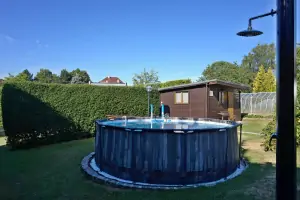 zahradní kruhový bazén a solární sprcha