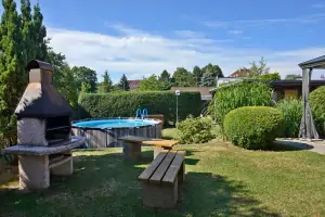 zahradní krb s lavičkami a bazén na zahradě chalupy Petříkov