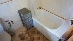 koupelna s malou vanou, WC a umyvadlem