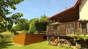 zastřešená terasa a bazén u chaty