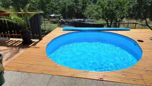 zapuštěný zahradní bazén