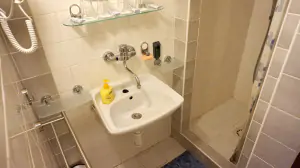 Valašský apartmán - koupelna se sprchovým koutem, WC a umyvadlem