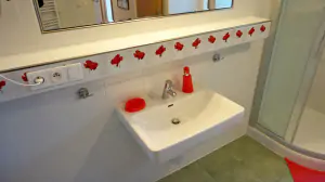 podkrovní apartmán - koupelna se sprchovým koutem, umyvadlem, WC a pračkou