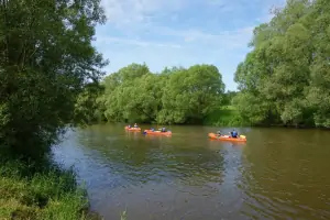 vodáci na řece Lužnici, která protéká kolem chaty