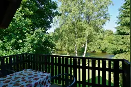 z obytného pokoje je přístupná terasa s posezením, která zároveň nabízí krásný výhled na řeku Lužnici