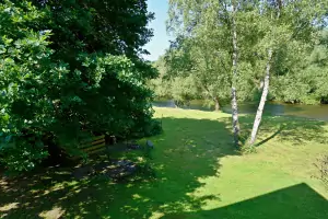 z obytného pokoje je přístupná terasa s posezením, která zároveň nabízí krásný výhled na řeku Lužnici