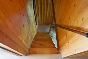 příkré schody do podkroví, kde se nachází 3 ložnice