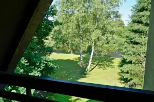 ložnice s dvojlůžkem v podkroví - pohled z balkonu na řeku Lužnici