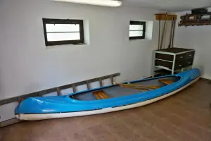 v garáži je umístěna kanoe, kterou si lze vypůjčit