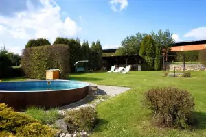 k dispozici je zahradní kruhový bazén (průměr 4,6 m, hloubka 1,1 m)