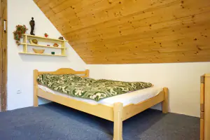 ložnice s dvojlůžkem (140 cm) v podkroví