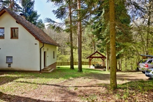 chala Jivno leží na přírodním pozemku na okraji lesa