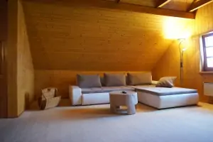 obytná místnost s rozkládacím gaučem pro 2 osoby v podkroví