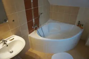 koupelna s rohovou vanou, WC, umyvadlem a bidetem v podkroví