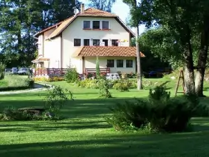 Apartmánový dům Stráž nad Nežárkou leží v pěkném lesoparku v těsné blízkosti řeky Nežárky