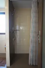 koupelna se sprchovým koutem, 2 umyvadly a WC v podkroví