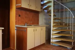 kuchyně a točité schody do podkroví