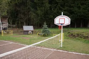 dětský basketbalový koš u hřiště