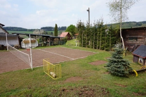 hřiště a za ním pergola s venkovním posezením