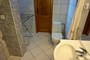 WC a umyvadlo v koupelně v prvním patře