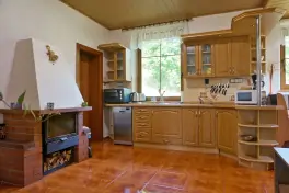 obytný pokoj v přízemí s plně vybaveným kuchyňským koutem