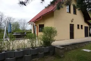 chata Nová Ves u Týniště nad Orlicí se nachází na okraji chatové osady v malebné lokalitě nedaleko Novoveského rybníka a lesa