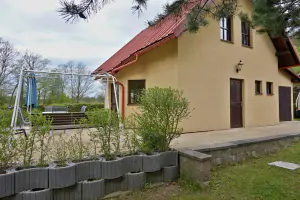 chata Nová Ves u Týniště nad Orlicí se nachází na okraji chatové osady v malebné lokalitě nedaleko Novoveského rybníka a lesa