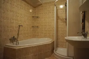 koupelna s vanou, sprchovým koutem a umyvadlem v přízemí