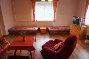2 lůžka a TV v obytném pokoji