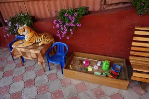 dětské pískoviště a dětský zahradní nábytek