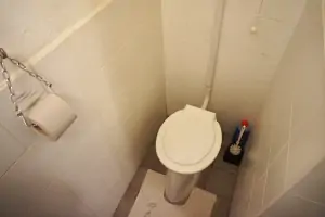 z koupelny se vstupuje na samostatné WC