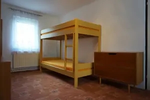 průchozí pokoj s patrovou postelí