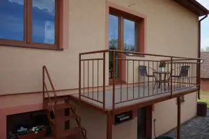 z jídelny se vstupuje na balkon a z balkonu pak do zahrady