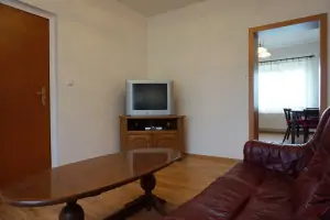 obytný pokoj s pohovkou a TV