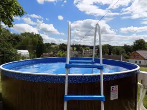 na zahradě chalupy Kletečná je k dispozici bazén (průměr 3,6, hloubka 0,9 m)