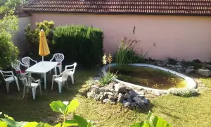 zahradní nábytek a zahradní jezírko na dvorku u chalupy