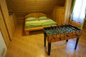 ložnice s dvojlůžkem a hracím stolem 4 v 1 v podkroví