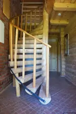 z chodby vedou točité schody do podkroví