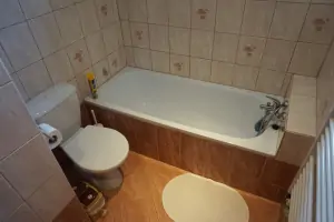 koupelna s vanou, WC a umyvadlem v přízemí