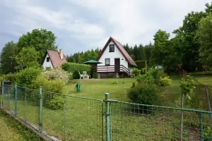 chata Jindřichův Hradec se nachází v oplocené zahradě