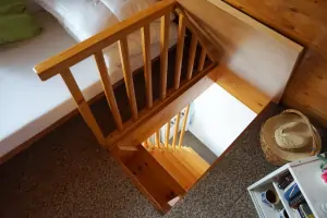 z kuchyně vedou příkřejší schody do podkrovní ložnice