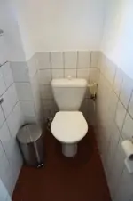 koupelna se sprchovým koutem, WC a umyvadlem v prvním patře