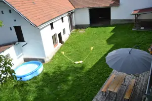 během letních prázdnin je k dispozici také nadzemní zahradní bazén (průměr 3 m)
