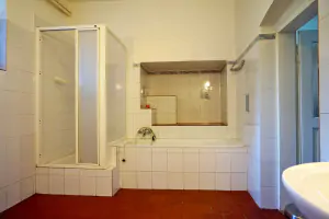 koupelna se sprchovým koutem, vanou, WC a 2 umyvadly v přízemí