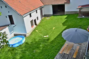 během letních prázdnin je k dispozici také nadzemní zahradní bazén (průměr 3 m)