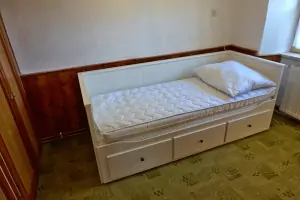 pokoj (ložnice) s plnohodnotnou rozkládací postelí pro 2 osoby