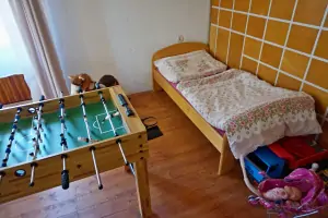 dětská postel a stolní fotbálek v ložnici